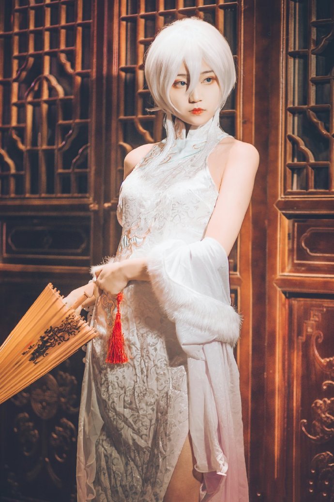 点击大图看下一张：一组cos性感白色旗袍美女
