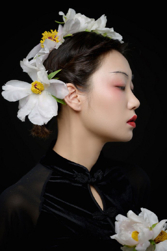 点击大图看下一张：新中式新娘发型图片