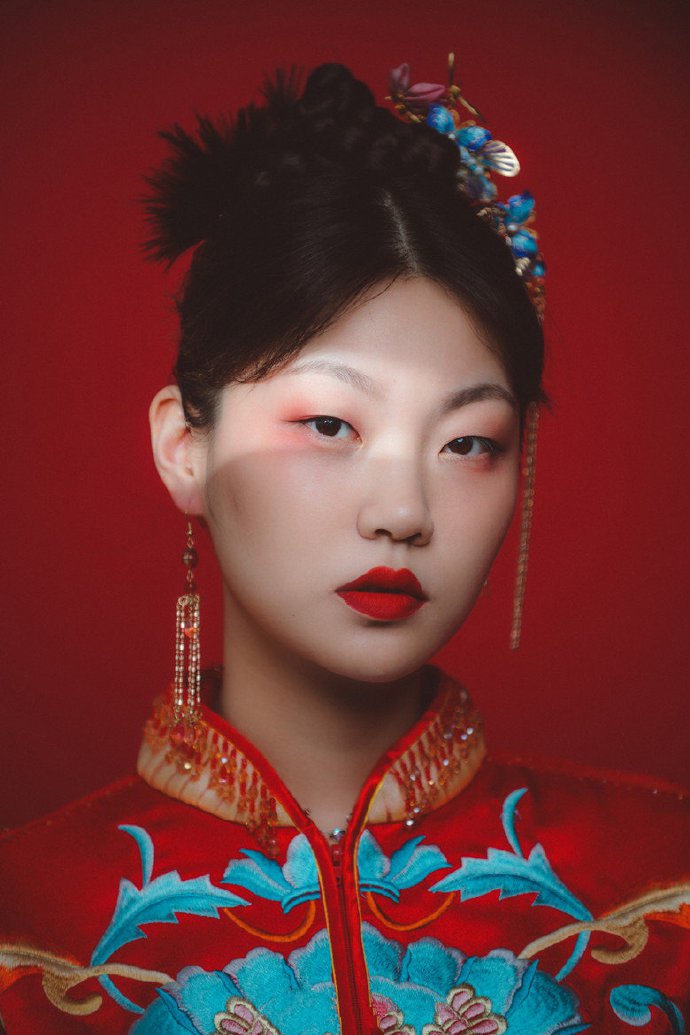 点击大图看下一张：新中式新娘发型图片