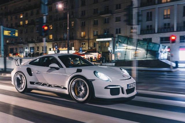点击大图看下一张：保时捷911 GT3 RS黑夜炸街，帅气满分