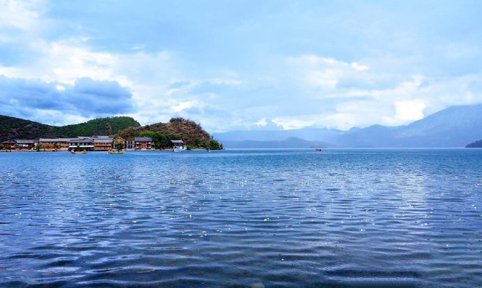 点击大图看下一张：无需滤镜的泸沽湖，蓝白相间纯净绝美