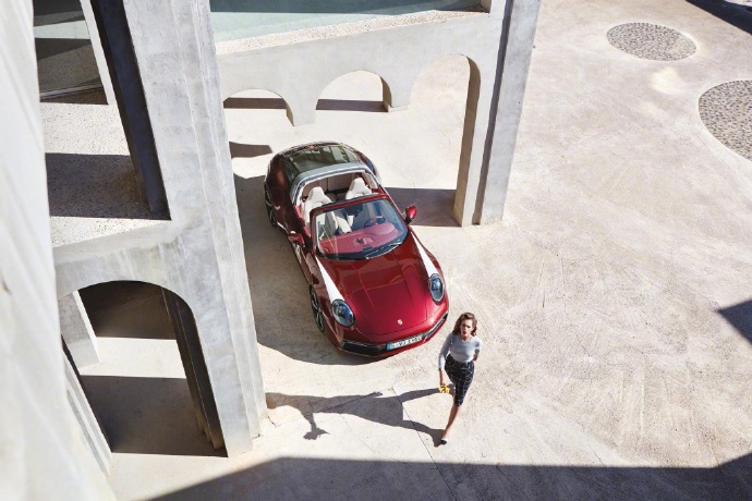 点击大图看下一张：保时捷911 Targa 4S Heritage Design Edition