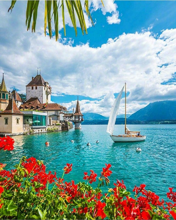 点击大图看下一张：瑞士施皮茨古堡小镇，一个比仙境还美的地方
