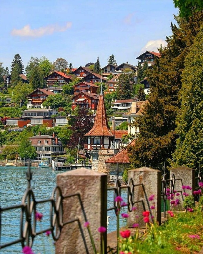 点击大图看下一张：瑞士施皮茨古堡小镇，一个比仙境还美的地方
