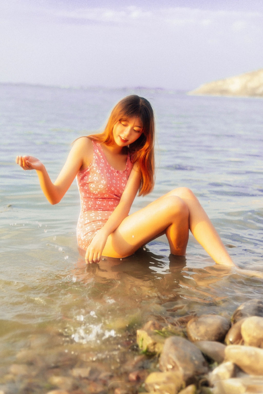 点击大图看下一张：草帽美女海边泳装性感写真图片