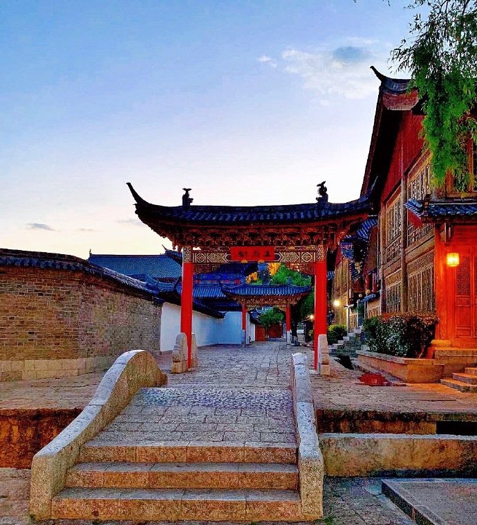 点击大图看下一张:丽江古城的夜景,美丽且迷人