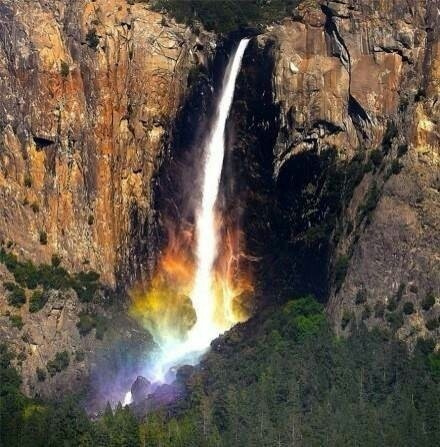 点击大图看下一张：美国加洲约塞米蒂国家公园，马尾瀑布，幸运彩虹瀑布