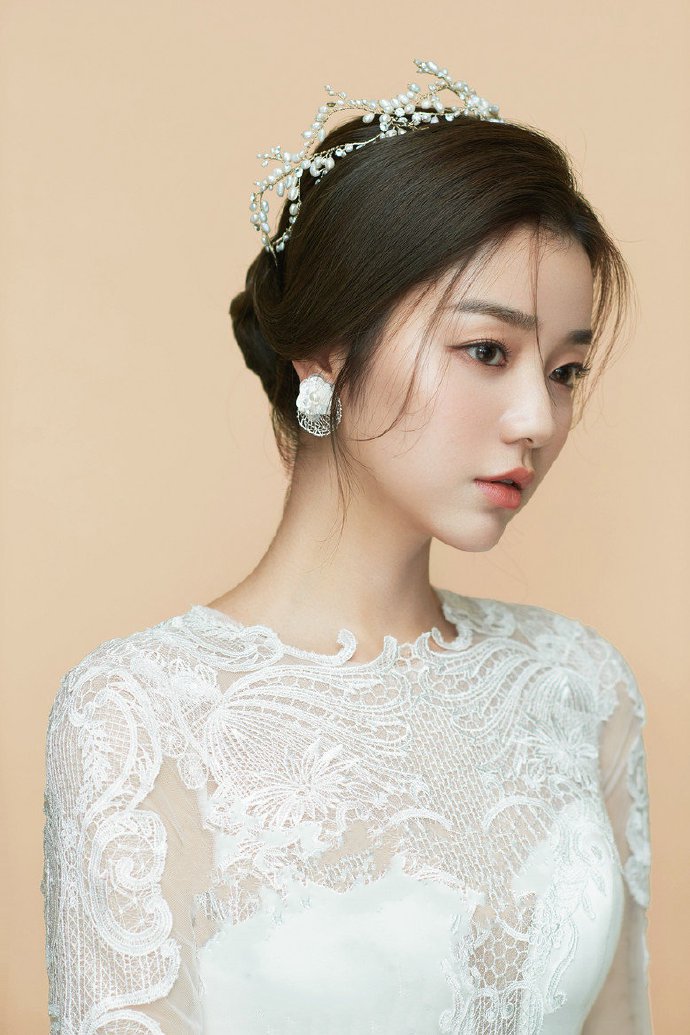 点击大图看下一张：柔美温和的韩式新娘发型图片