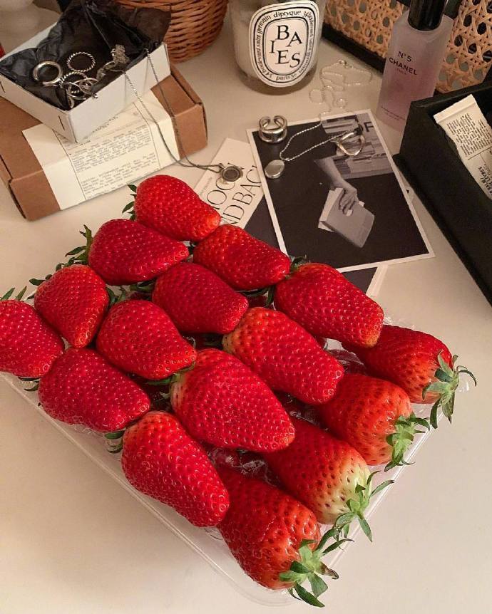 点击大图看下一张：一组又红又大的草莓图片