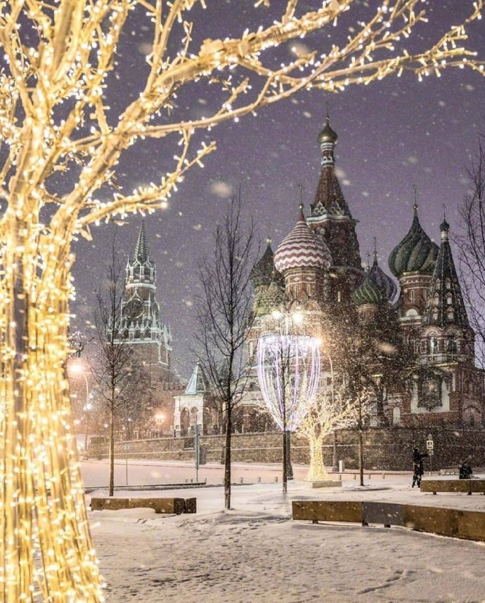 点击大图看下一张：大雪纷飞的莫斯科之夜