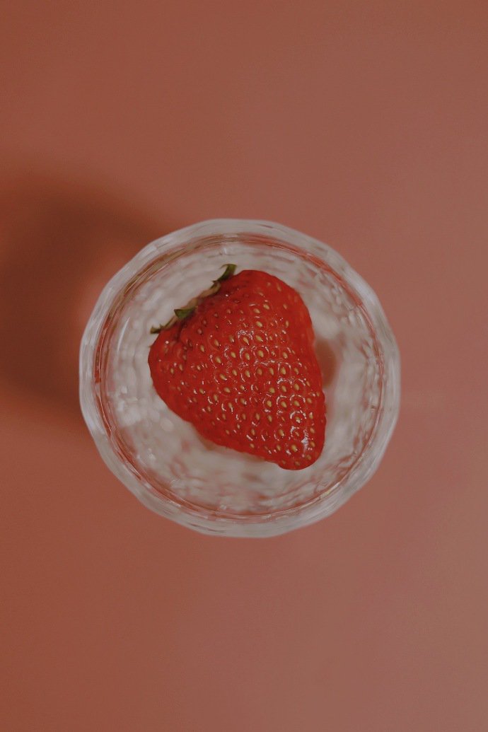 点击大图看下一张：一组静距离拍摄的草莓高清图片