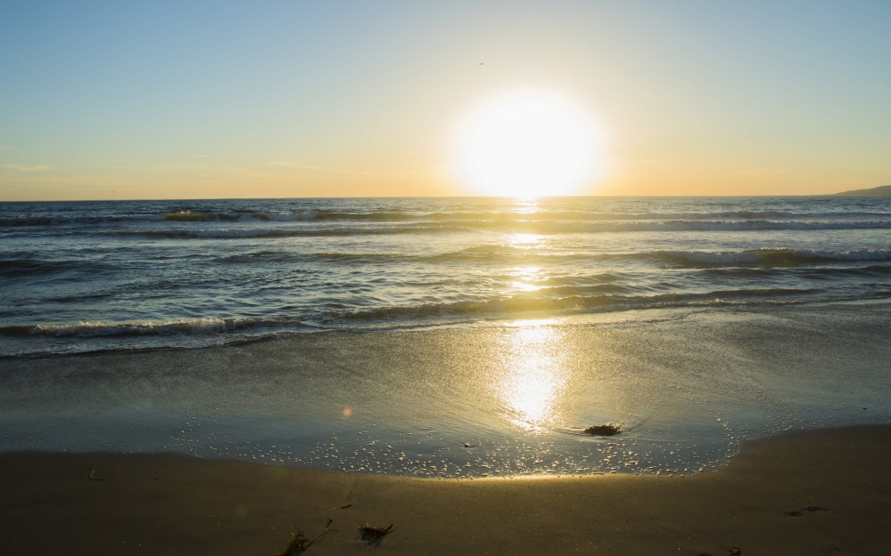 点击大图看下一张：静谧唯美海滩风景图片桌面壁纸
