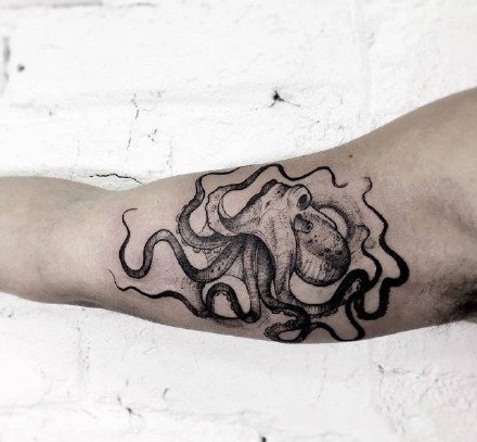 点击大图看下一张：一组黑灰八爪鱼纹身图案