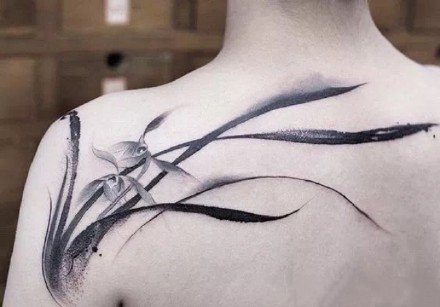 点击大图看下一张：中国风水墨花卉纹身图案欣赏