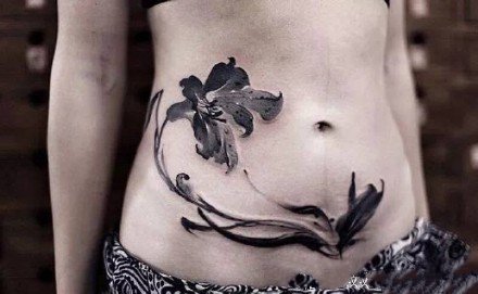 点击大图看下一张：中国风水墨花卉纹身图案欣赏