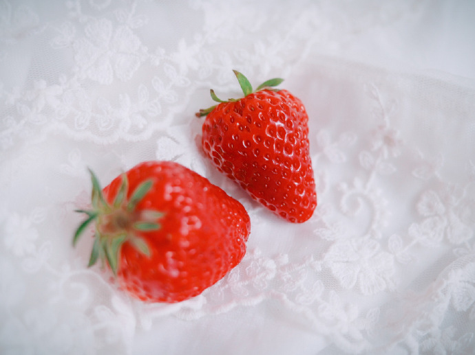 点击大图看下一张：一组温柔的小清新草莓图片