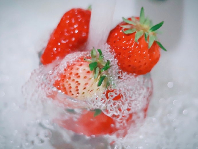 点击大图看下一张：一组温柔的小清新草莓图片