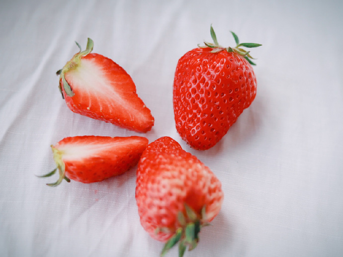 点击大图看下一张：一组温柔的小清新草莓图片