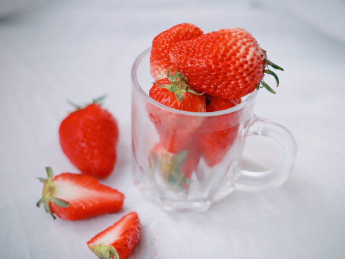 点击大图看下一张:一组温柔的小清新草莓图片