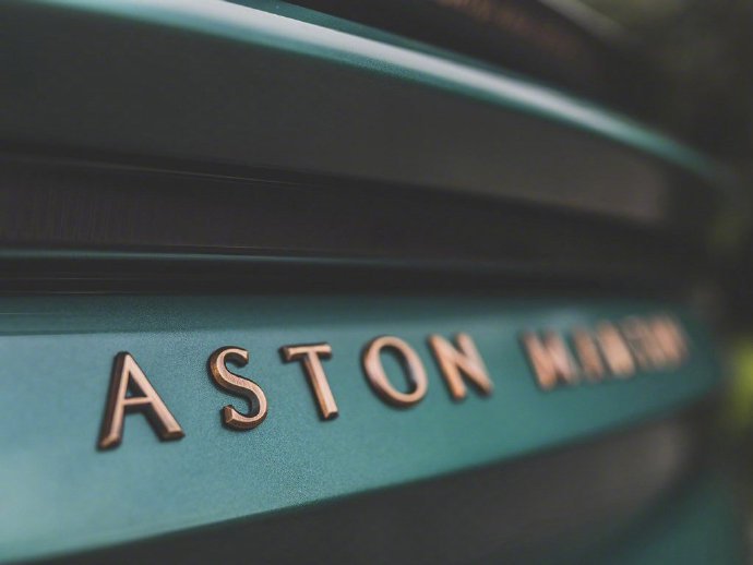 点击大图看下一张：自带气场的阿斯顿·马丁跑车图片