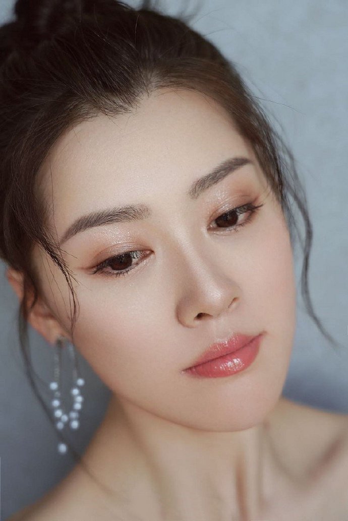 点击大图看下一张：一组简洁美丽的韩式新娘发型图片