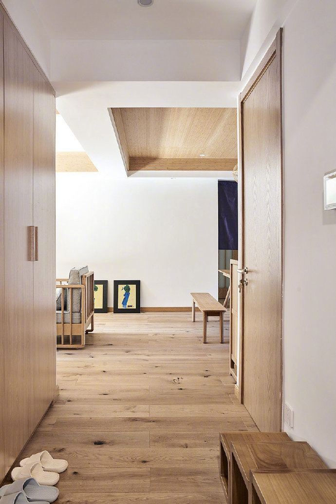 点击大图看下一张：130平原木日式风三居室，闹市中的诗意栖居 ​​​​