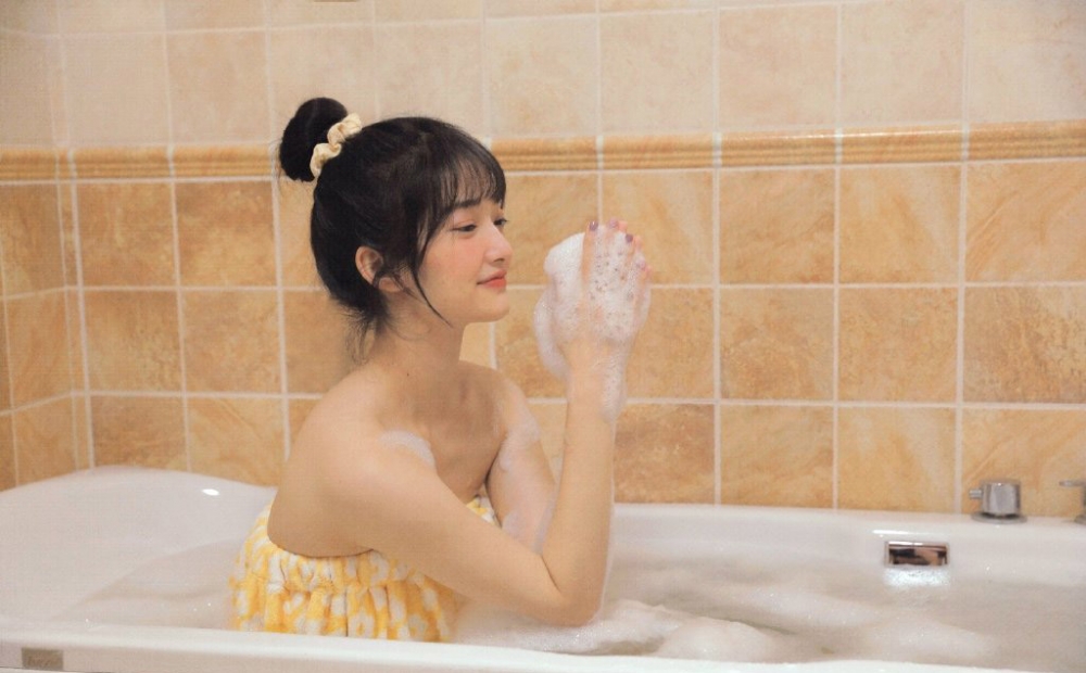 点击大图看下一张：浴缸美女模特湿身诱惑性感写真