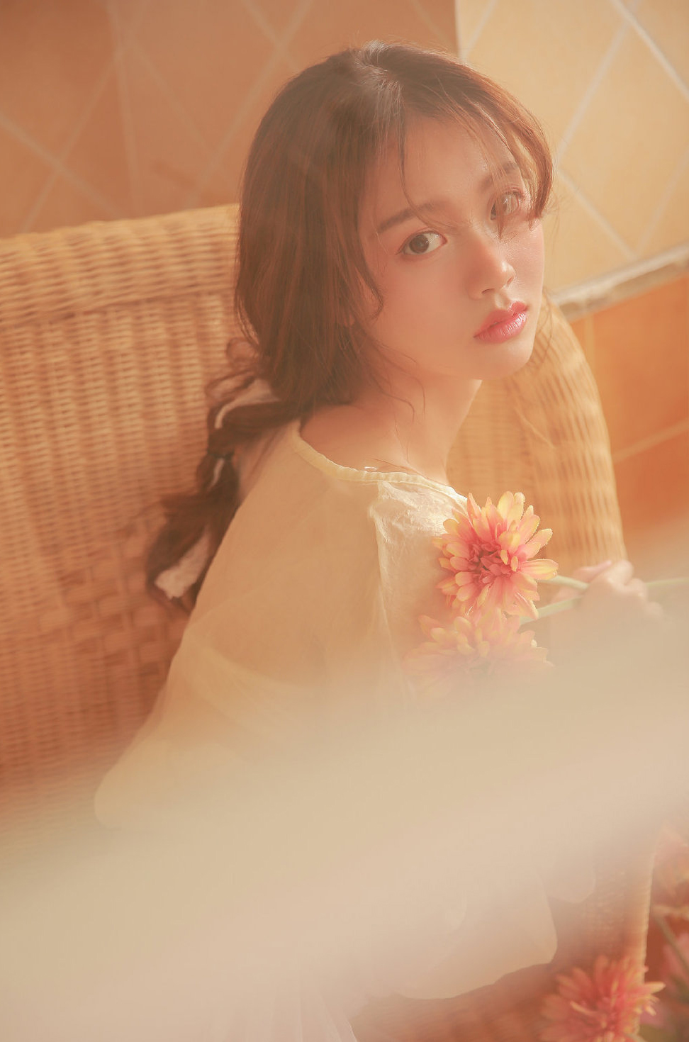 点击大图看下一张:极品纤瘦美女香肩诱惑性感写真图片