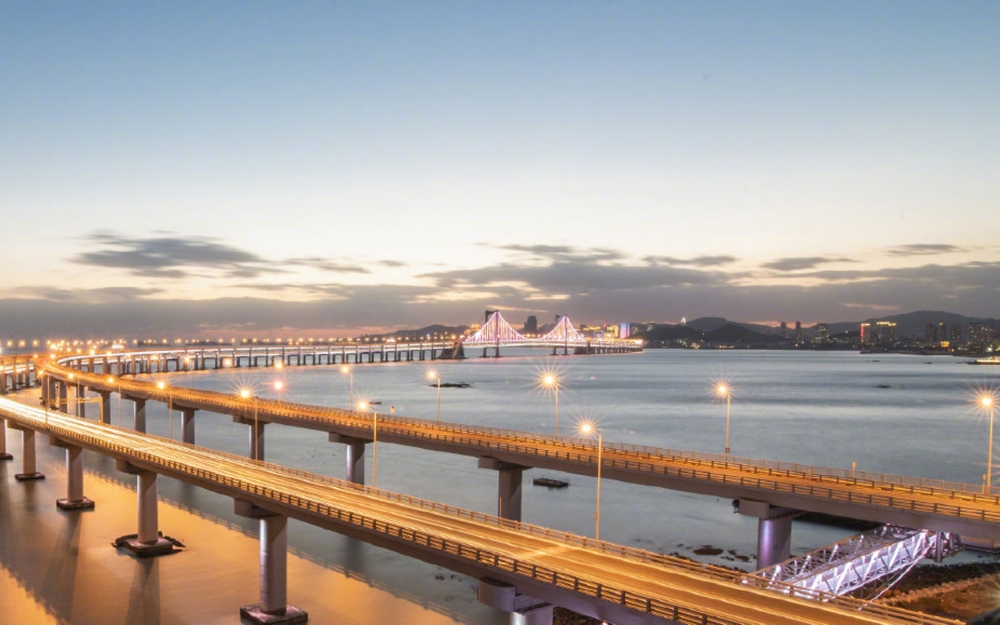 点击大图看下一张：大连星海湾跨海大桥风景桌面壁纸