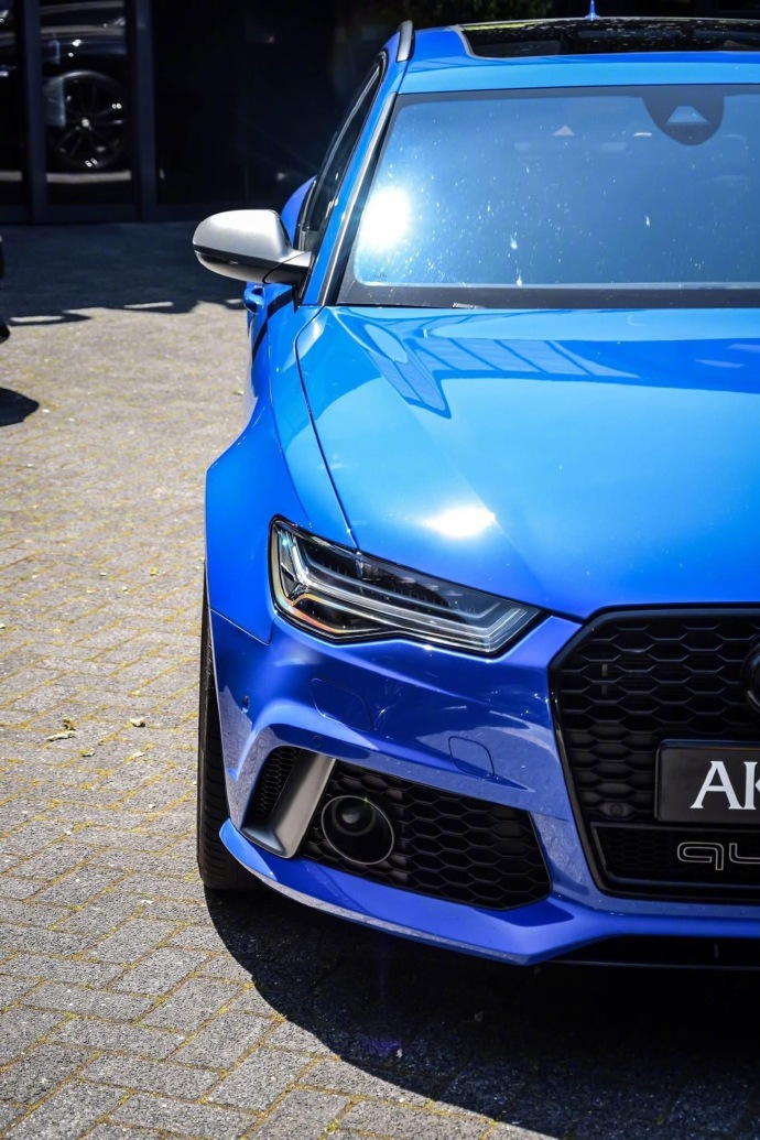 点击大图看下一张：一组帅气的蓝色奥迪RS6图片
