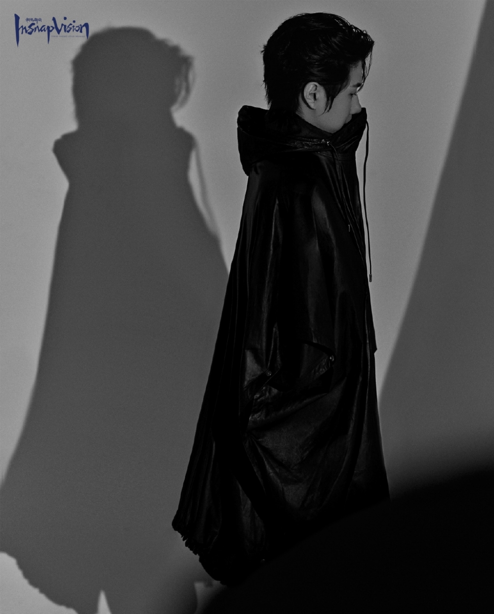 点击大图看下一张：歌手王晰纯黑酷感写真图片
