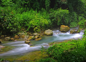 山间溪流美丽风景图片