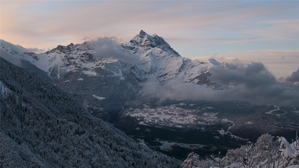 点击大图看下一张：阿尔卑斯山雪景高清桌面壁纸