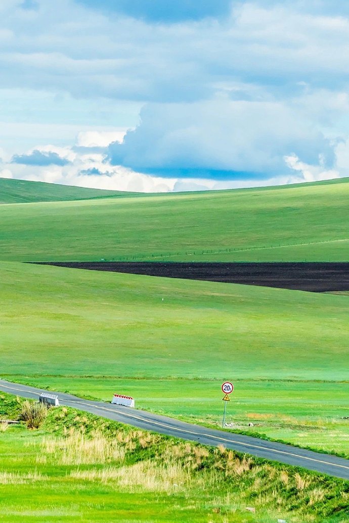 点击大图看下一张：内蒙古草原的美四季都有，唯有夏天被注入灵魂