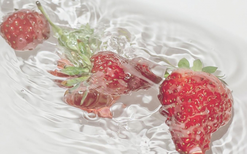 点击大图看下一张：夏日清爽草莓高清桌面壁纸