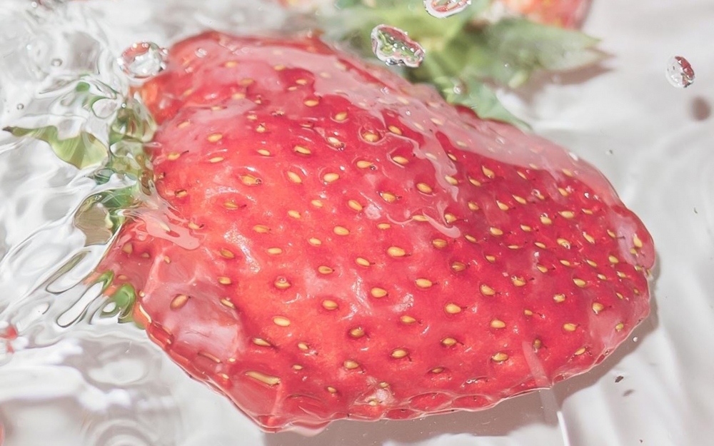 点击大图看下一张：夏日清爽草莓高清桌面壁纸