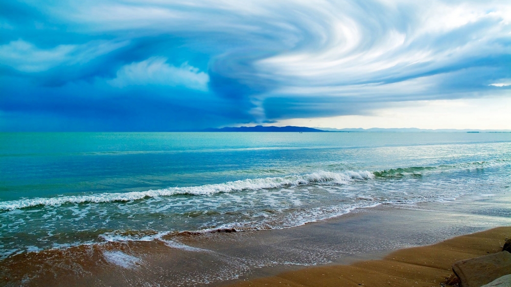 点击大图看下一张：波澜壮阔的海洋风光桌面壁纸