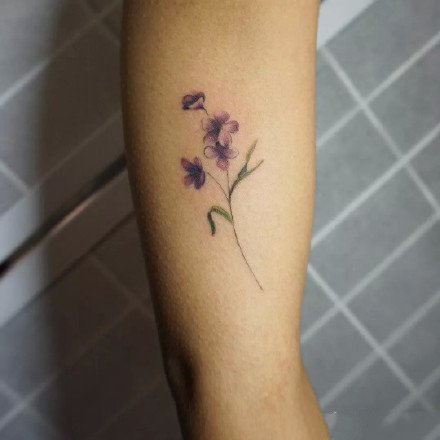 点击大图看下一张：一组小清新花卉手臂纹身图案