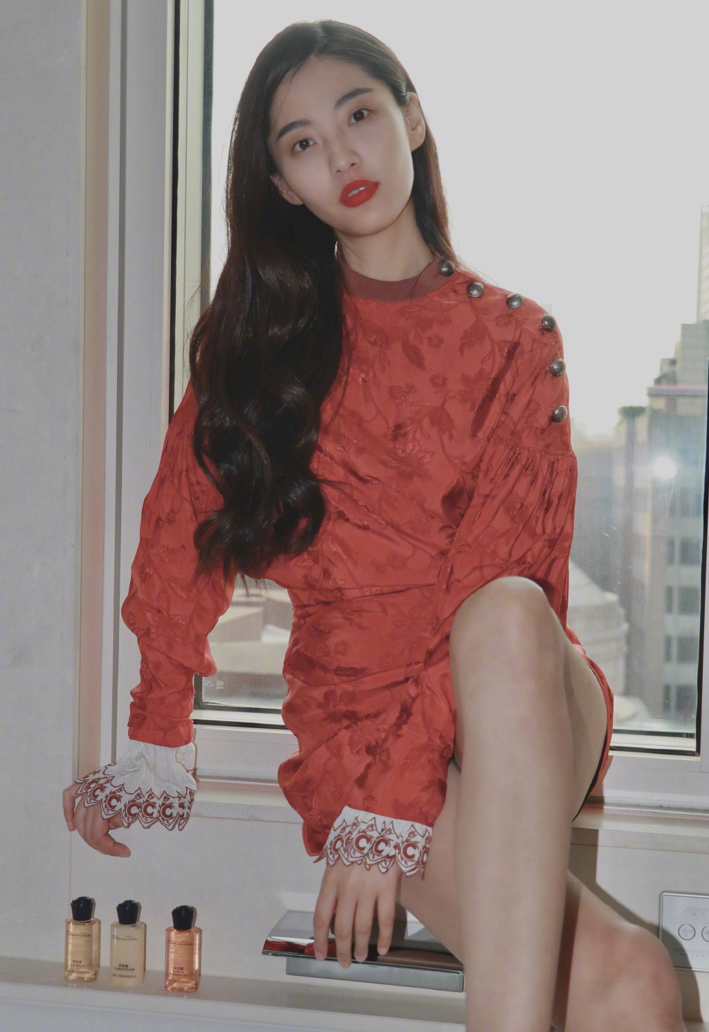 点击大图看下一张：陈碧舸性感红裙写真图片