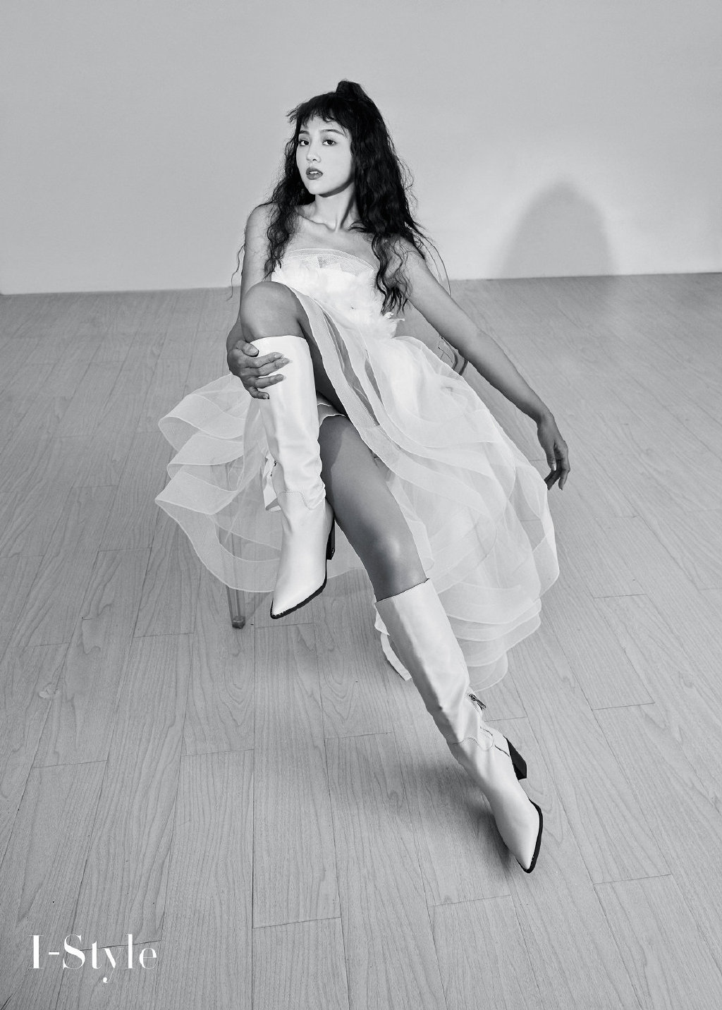 点击大图看下一张：万籽麟时尚性感写真图片