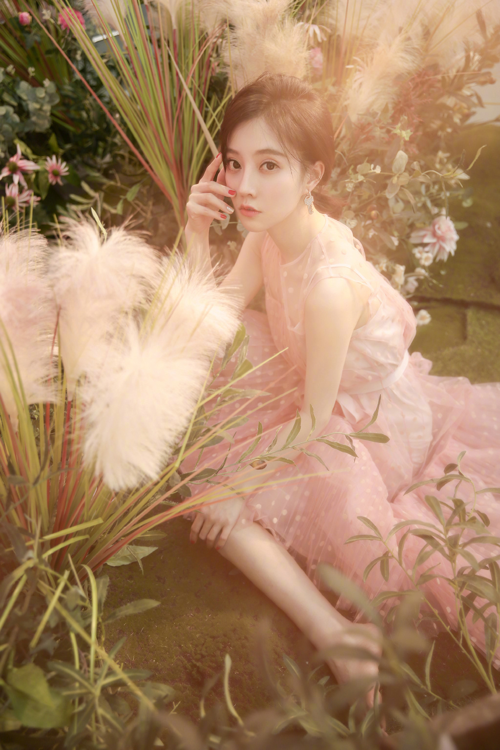 点击大图看下一张：冯提莫粉裙性感优雅写真图片