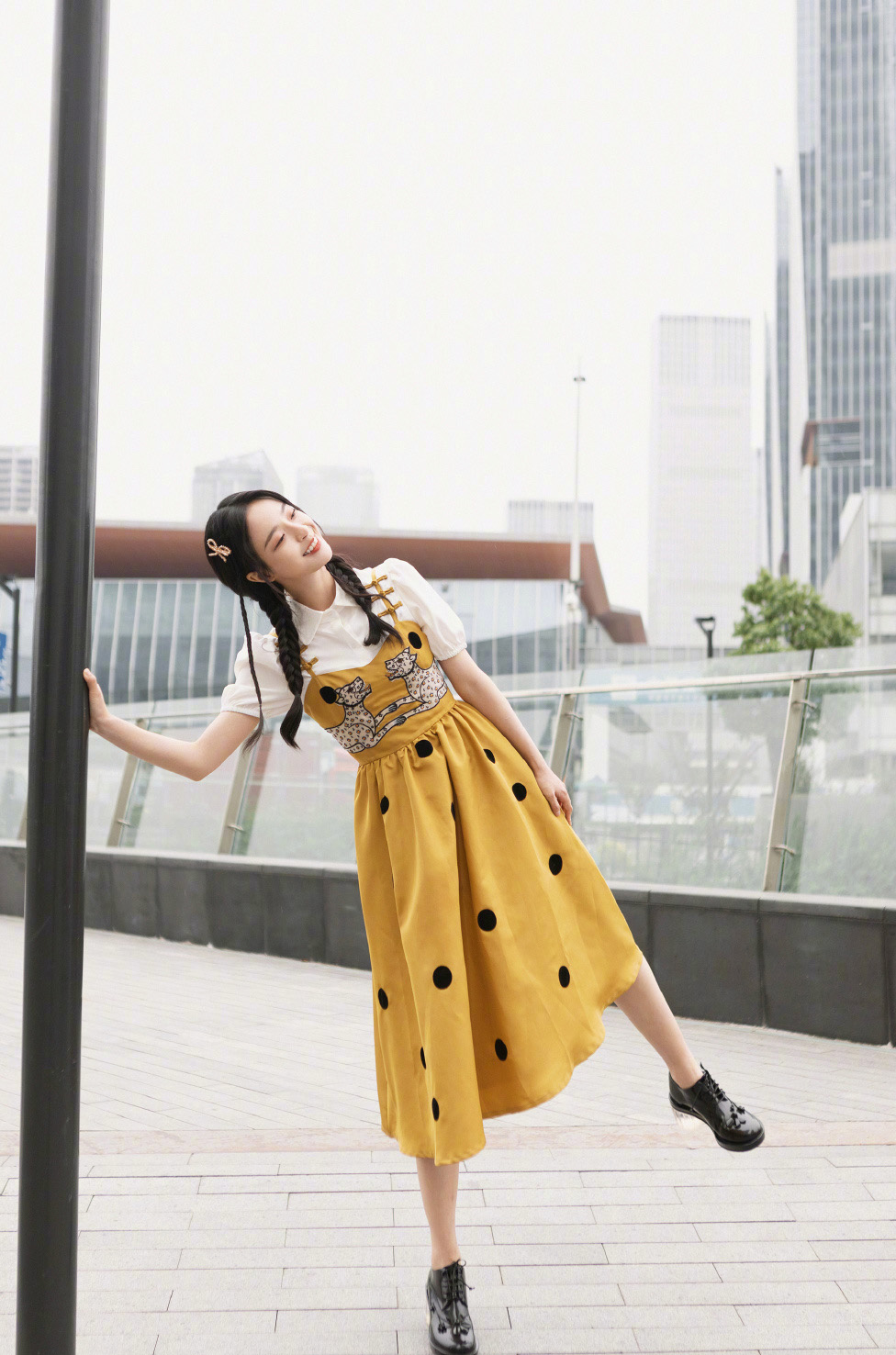 点击大图看下一张：李莎旻子吊带黄裙甜美写真图片