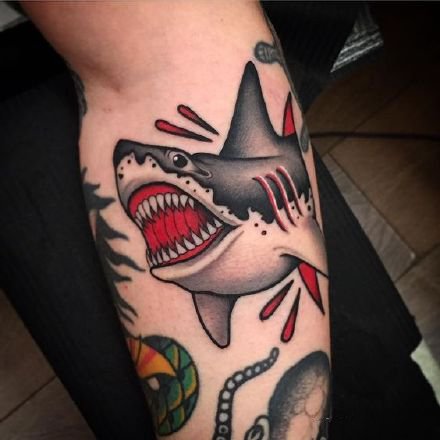点击大图看下一张：school 风格的鲨鱼纹身图案