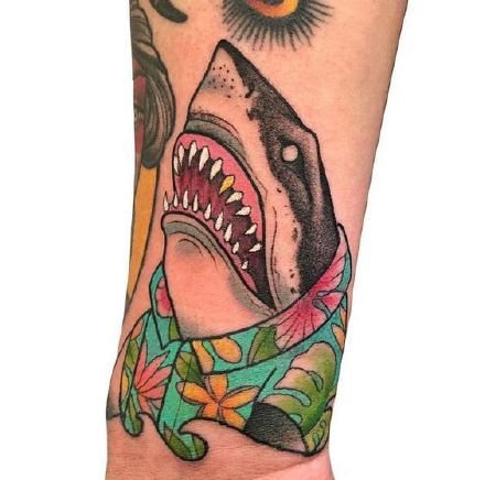 点击大图看下一张：school 风格的鲨鱼纹身图案