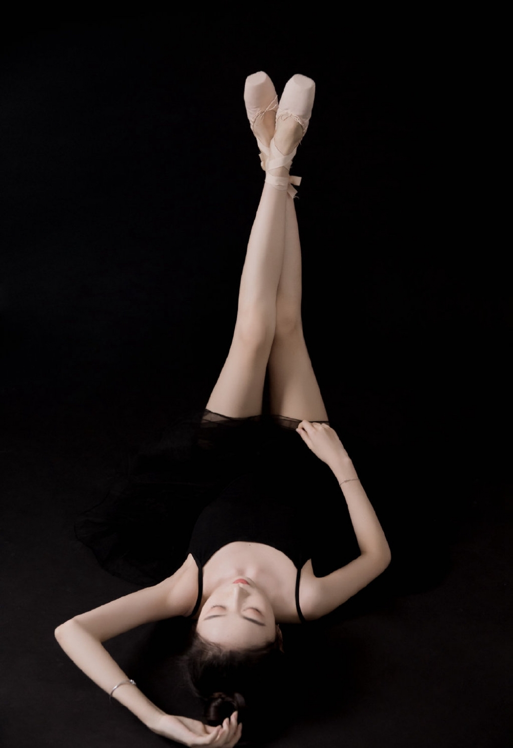 点击大图看下一张：芭蕾美女性感白嫩美腿写真图片