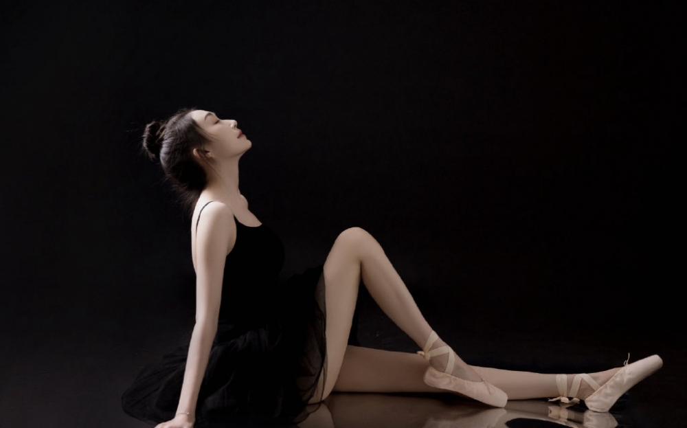 点击大图看下一张：芭蕾美女性感白嫩美腿写真图片