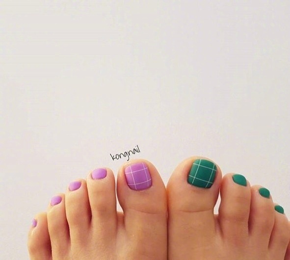 点击大图看下一张：一组很可爱的彩色脚趾美甲图片