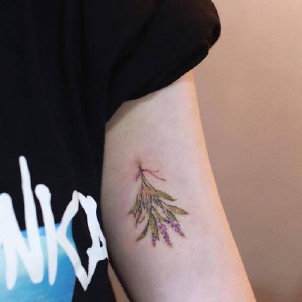 点击大图看下一张：一组花卉小清新纹身图案欣赏