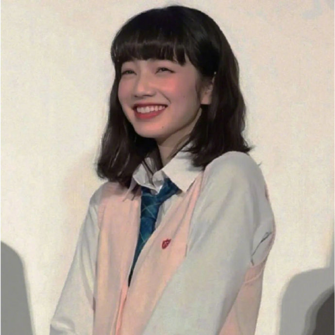 点击大图看下一张：日本女明星小松菜奈甜美发型图片