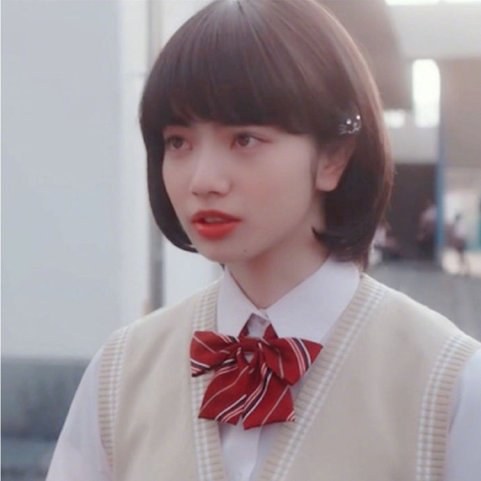 点击大图看下一张：日本女明星小松菜奈甜美发型图片